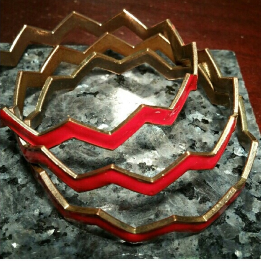Set of 4 red zig zag design. Perfect addition for Christmas or Valentines Day.